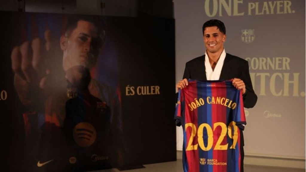 برشلونة الإسباني يعلن تعاقده مع البرتغالي كانسيلو رسميا