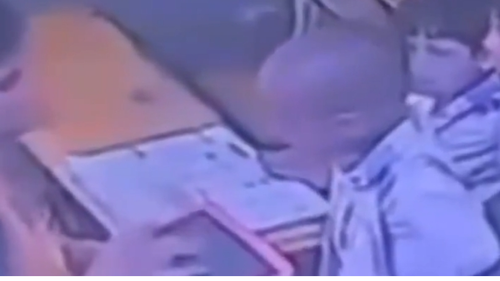 وبخته المعلمة لانه نسي واجبه.. فمات من الخوف (فيديو)