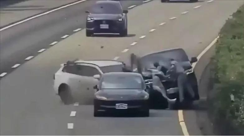 لحظة لا تُصدق.. سائق يفاجأ بسيارتين أمامه فيصطدم بهما بقوة وسقوط 3 قتلى في تايوان (فيديو))