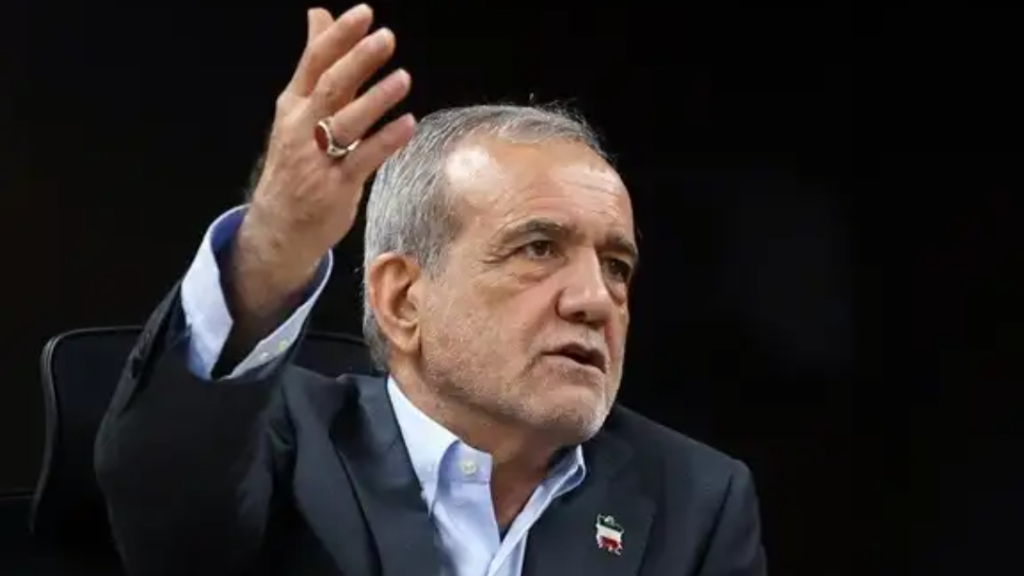 الرئيس الإيراني لمنتقديه: الوقوف على الهامش وإطلاق الكلام أمر سهل جدًا