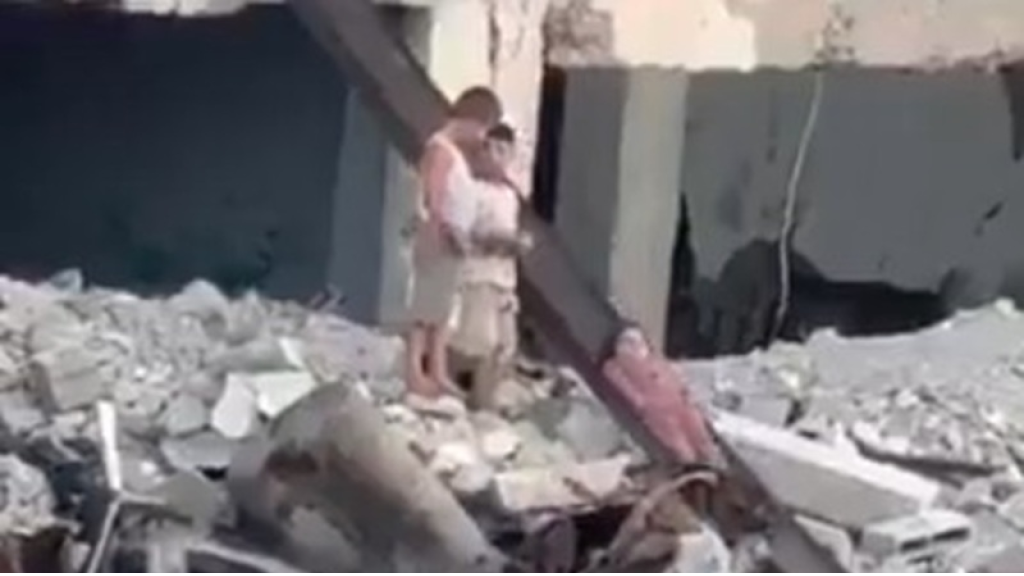 وسط الدمار.. أطفال غزة يصنعون لحظة فرح على أرجوحة مؤقتة (فيديو)