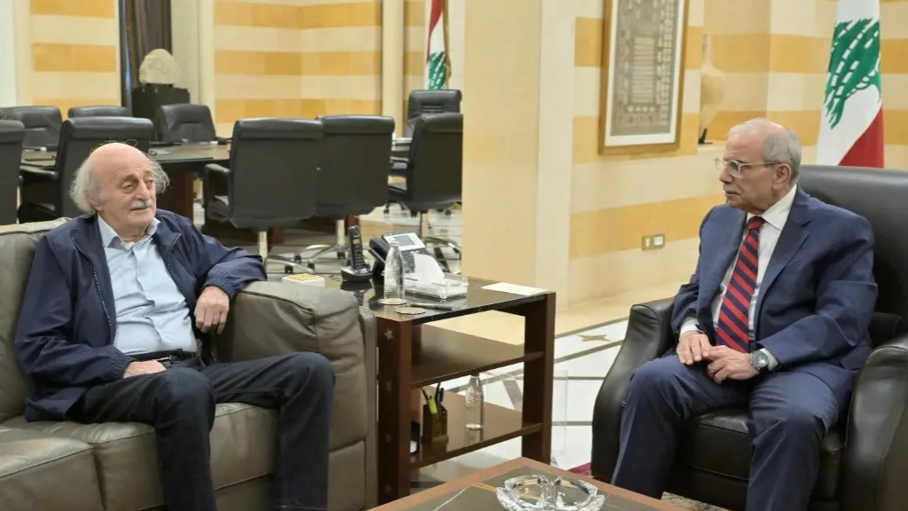 رئيس الحكومة عرض مع جنبلاط ورئيس التقدمي الأوضاع في المنطقة والاعتـ.ـداءات الإســـ.ـرائيـلية على لبنان