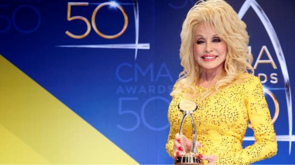 وفاة نجمة الموسيقى والممثلة الأميركية دوللي بارتون عن 80 عامًا
