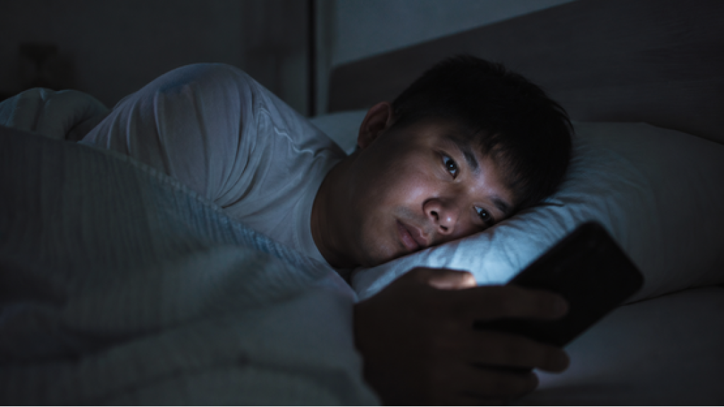 كم ساعة يجب أن تستخدم هاتفك يوميًا؟ وما الحد الأقصى للبالغين؟