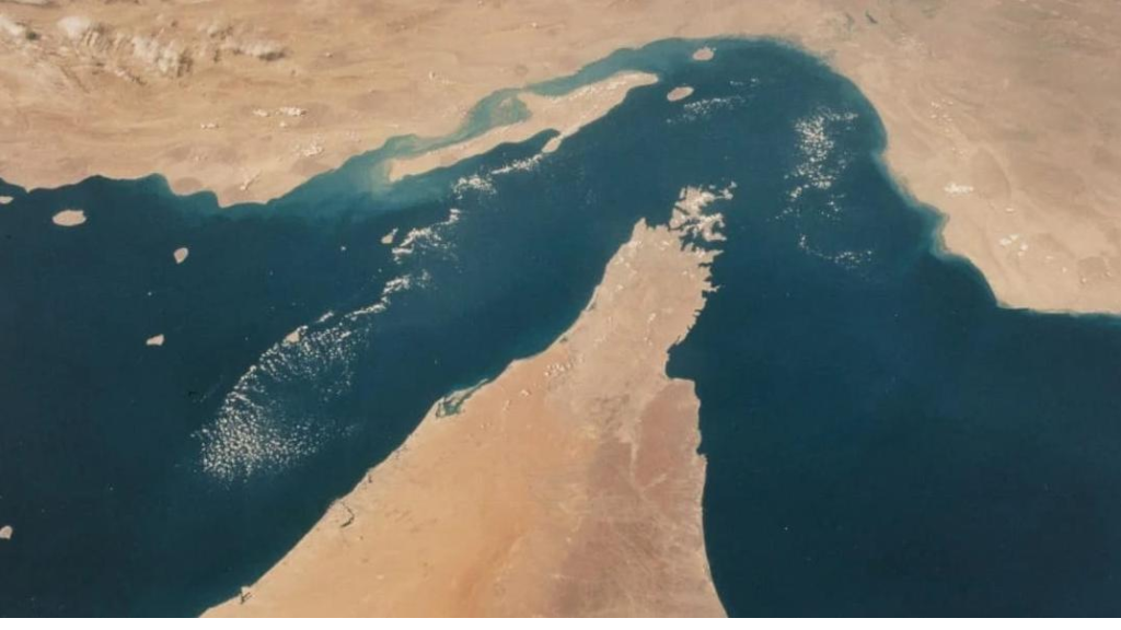 ماذا جرى في الساعات الاولى من اغلاق مضيق هرمز؟ تقرير يكشف التفاصيل