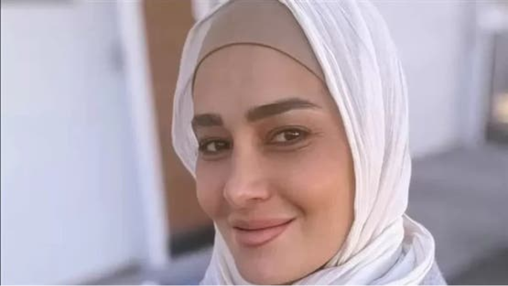 حلا شيحة في أحدث ظهور.. تسبح بالبوركيني في الساحل