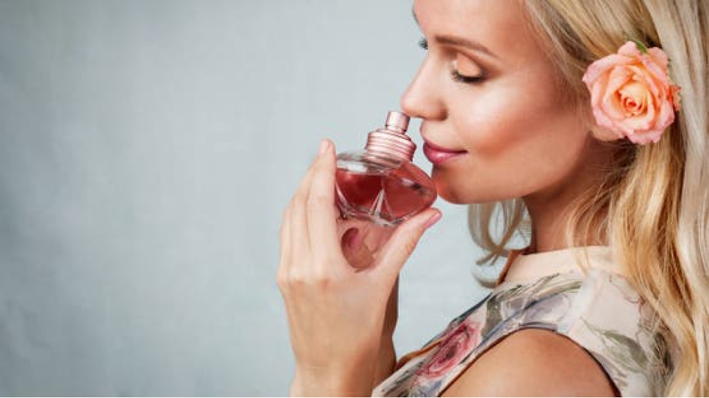 عطرك في الصيف ليس كما تظن.. الحرارة تغيّر رائحته