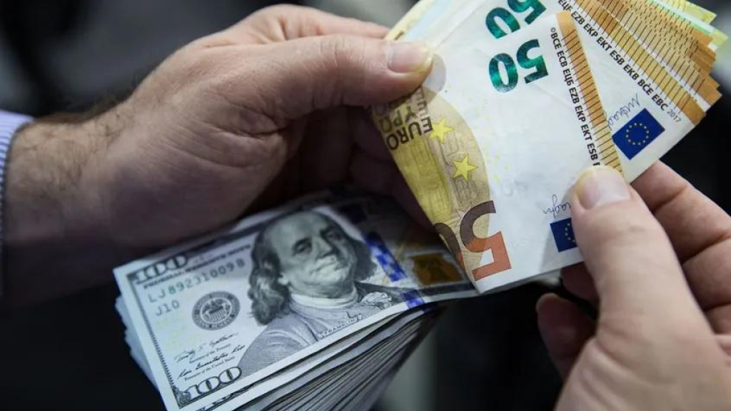 اليورو يتراجع وتحوطات من هبوط أكبر وسط قوة الدولار