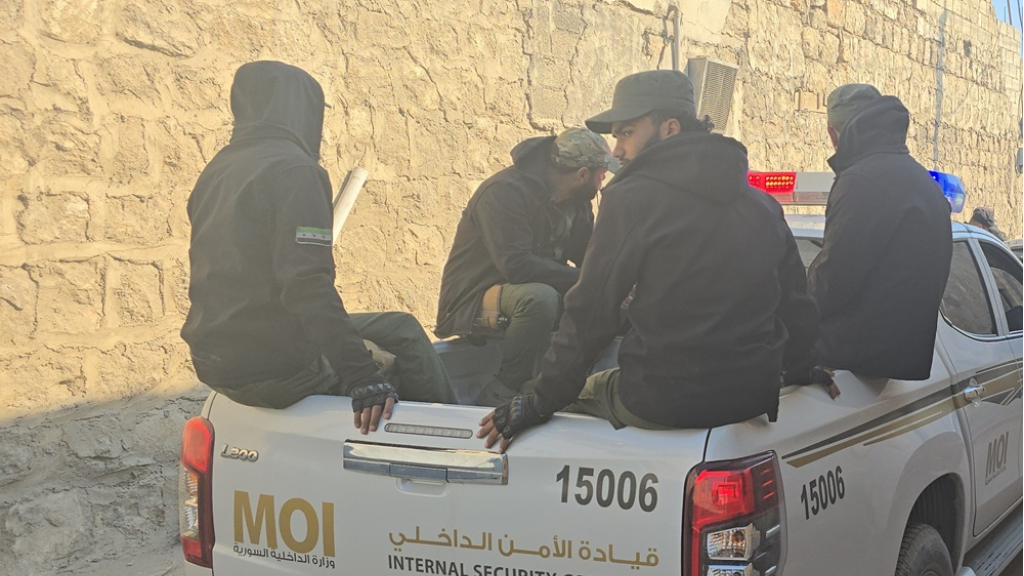 بين 