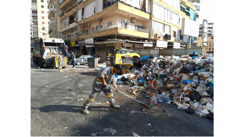 بدء رفع النفايات من شوارع صيدا بعد إعادة فتح المعمل والبلدية اكدت العمل لحل الأزمة