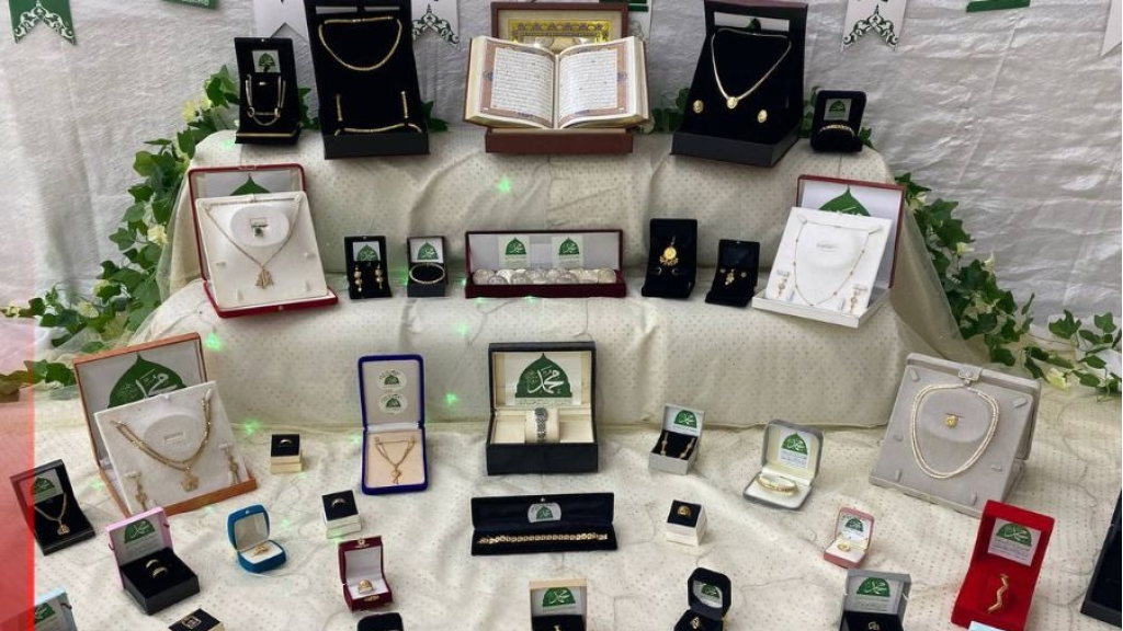 قافلة مالية كبرى.. نساء الأنصار يرفدن القوات المسلحة اليمنية بالمال والذهب
