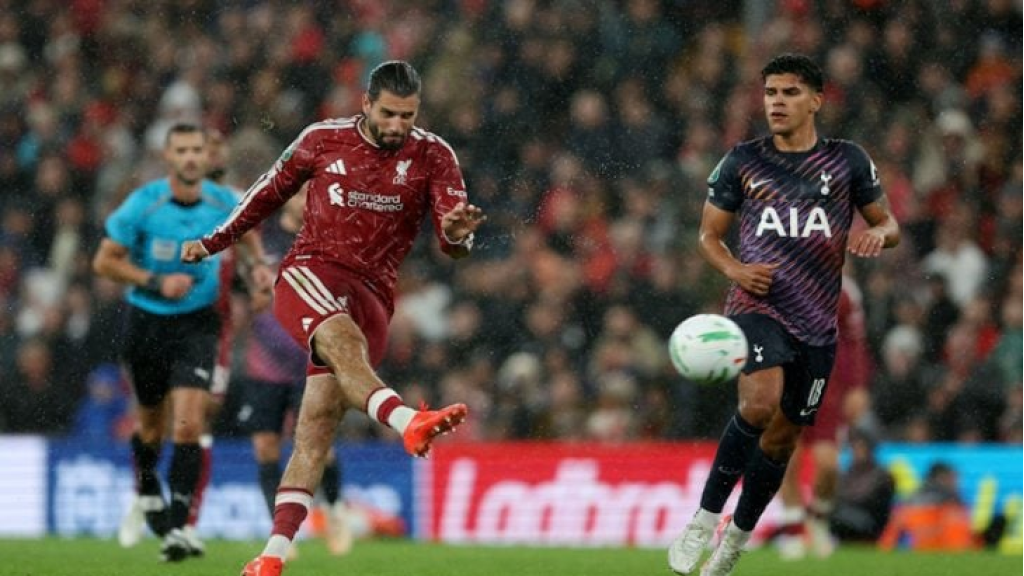 ليفربول يهزم توتنهام بثلاثية ويطيح به خارج كأس الرابطة الإنكليزية
