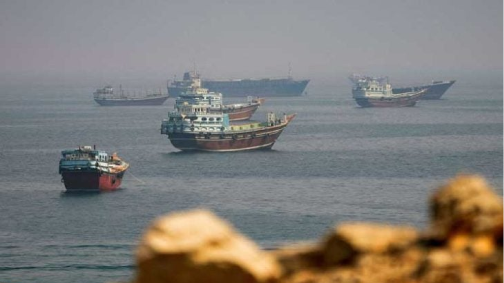 جريحان إثر إصابة ناقلة بـ”مقذوف مجهول” في مضيق هرمز