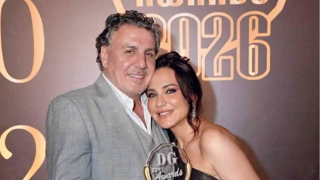 سلاف فواخرجي تتوج بجائزة «إنجاز الحياة» في مصر… ووائل رمضان يحتضنها