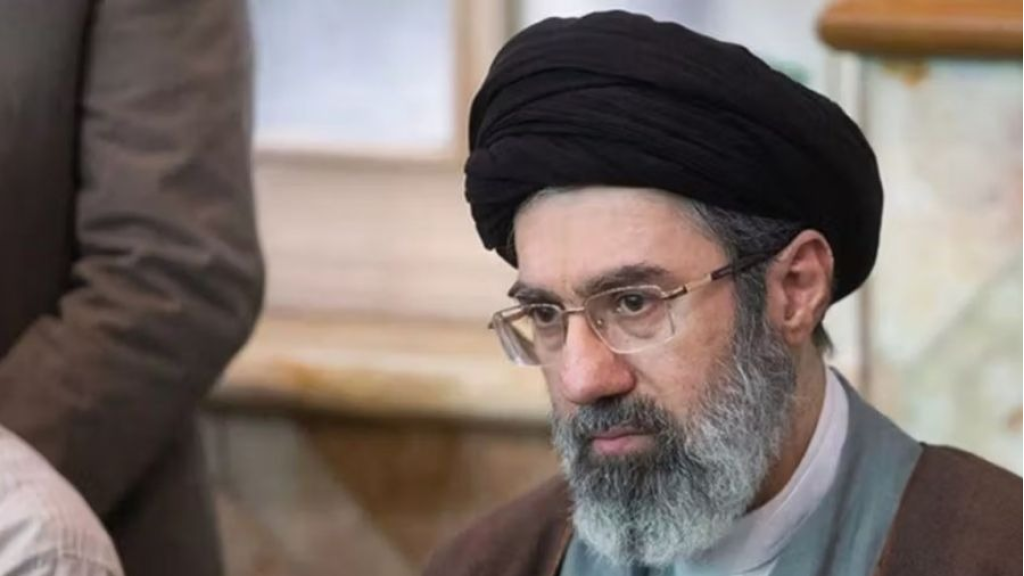 الإمام الخامنئي: القوة المنبثقة من العلم والتقوى درع فولاذي في مواجهة نظام الهيمنة