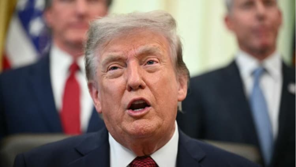 ترامب يتوقع محادثات مع ايران ويلوح باستئناف الضربات
