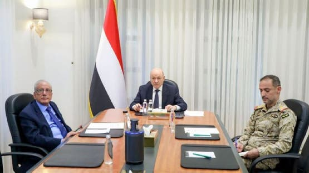 اليمن.. العليمي يوجه بتسريع تنفيذ قراري 