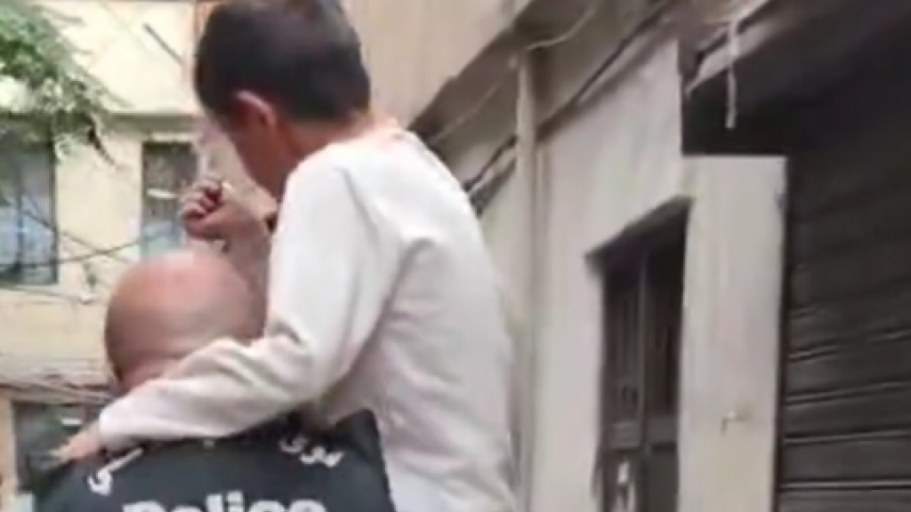 مفرزة استقصاء الشمال توقف والدَين عنّفا طفلَيهما القاصرَين، أحدهما بجنزير حديدي والآخر بسلك كهربائي (فيديو)