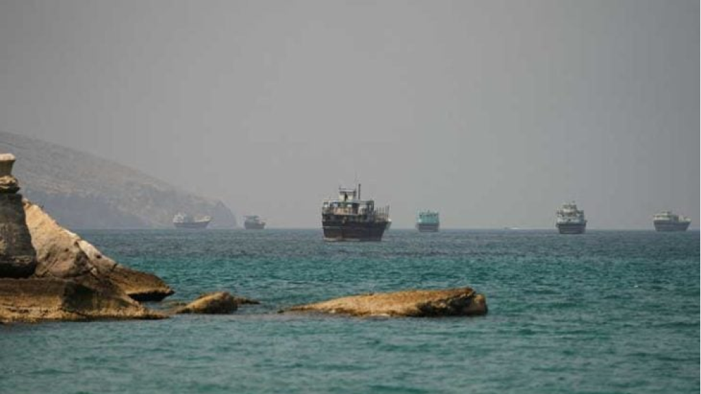 استهداف ناقلتي نفط وغاز مسال أثناء عبورهما مضيق هرمز