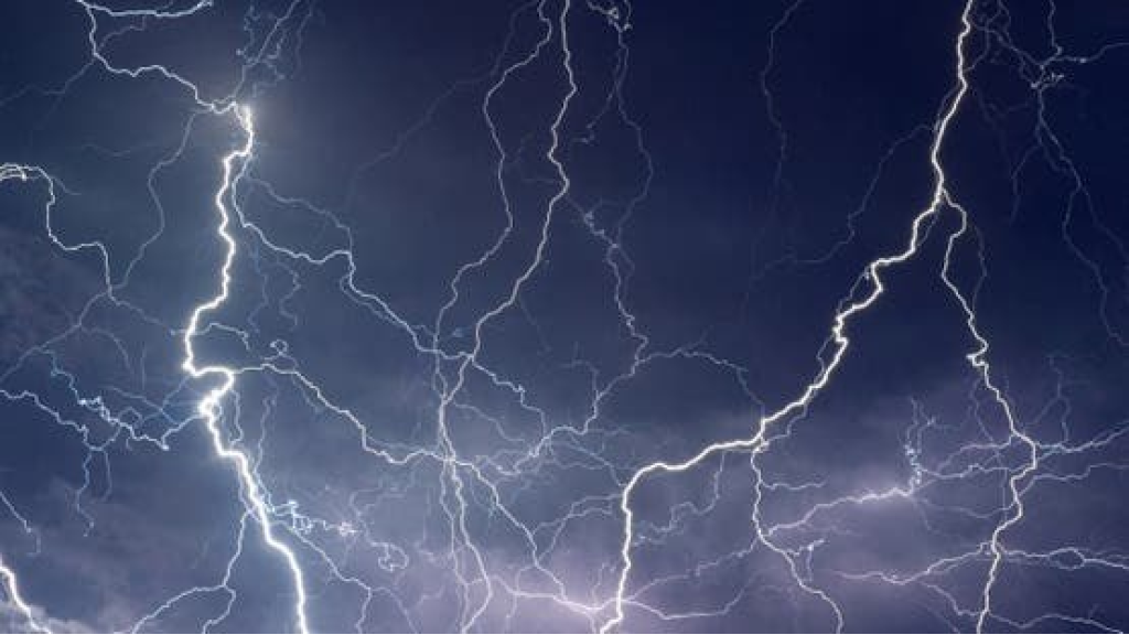عواصف عنيفة تضرب اليونان.. و22 ألف صاعقة في يوم واحد