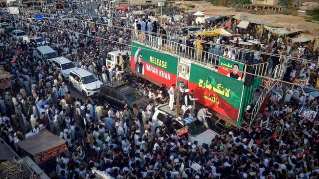 انطلاق مسيرة لأنصار عمران خان في باكستان للمطالبة بالإفراج عنه