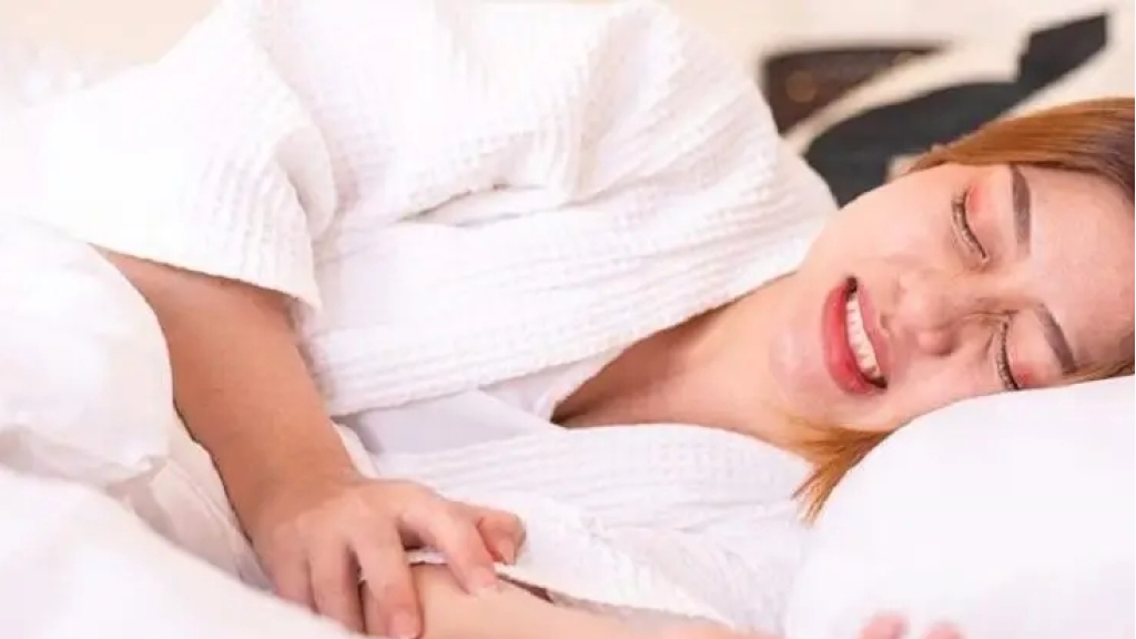 أسباب صرير الأسنان أثناء النوم ومخاطره