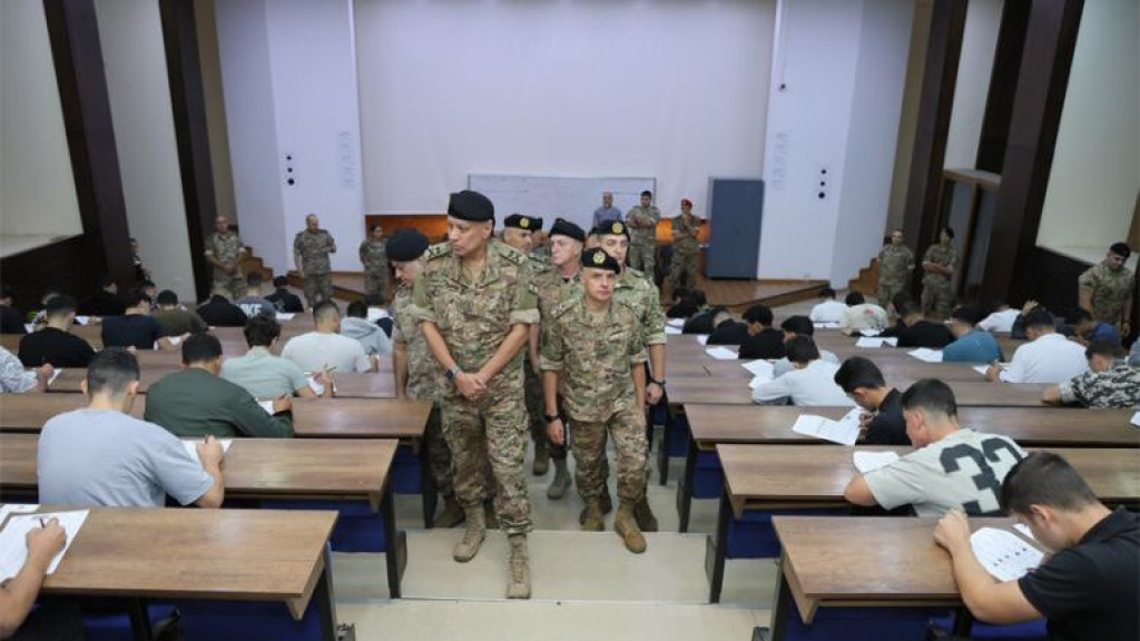قائد الجيش بالنيابة يتفقّد سير الاختبارات النفسية والرياضية للتطوّع بصفة تلميذ ضابط في الكلية الحربية