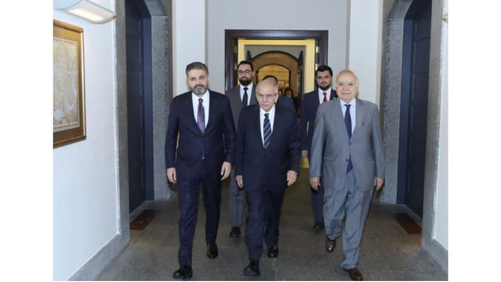 رئيس الحكومة استقبل وزير الثقافة السوري وتسلم منه سيفا دمشقيا: ما يجمع الشعبين من روابط تاريخية وثقافية أساس لتطوير التعاون