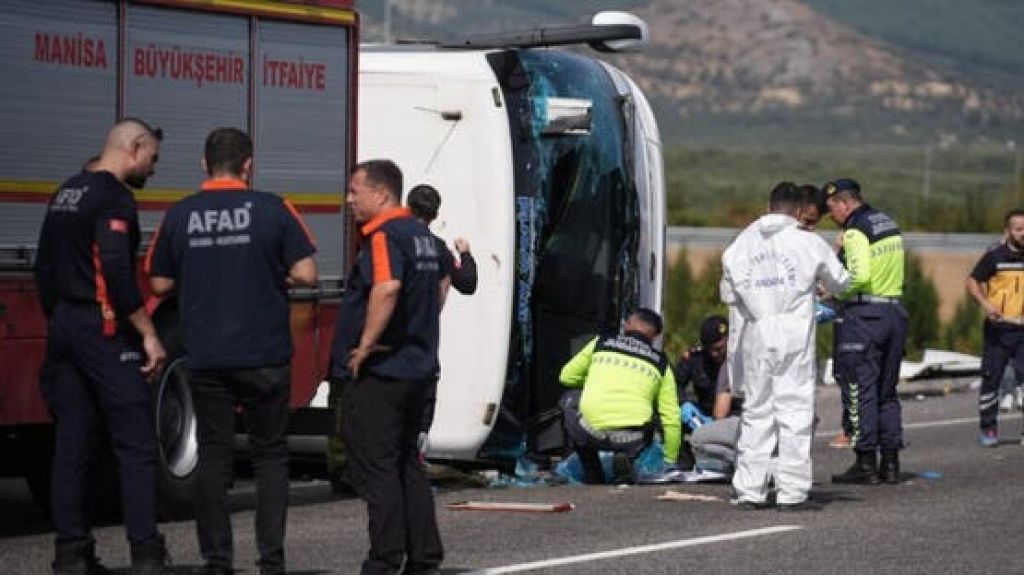 11 قتيلاً و27 جريحاً إثر اصطدام حافلة بشاحنة في غرب تركيا