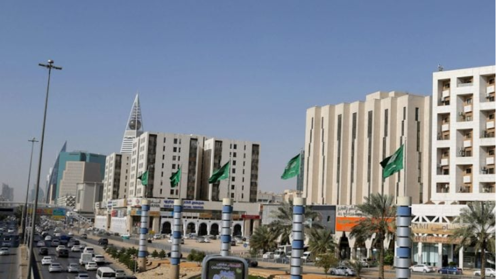 مدارس الرياض تعتمد التعليم عن بُعد عقب الهجوم على المطار