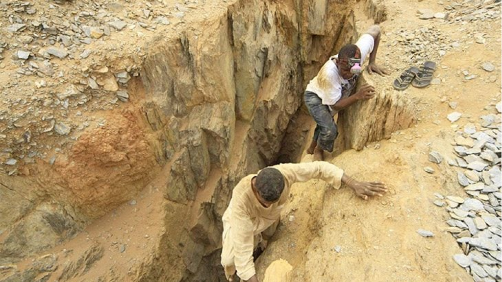 السودان: قتلى من عمال التعدين بقصف قرب حدود مصر و”صمود” يتهم القاهرة