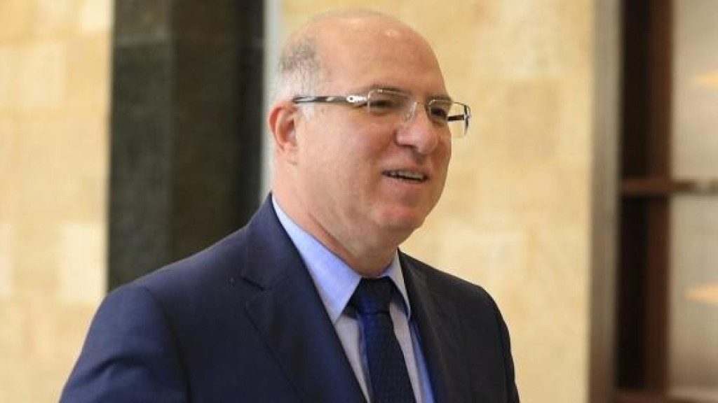 وزير العمل يمدّد مهلة تسوية أوضاع العمال الأجانب حتى نهاية 2026…
