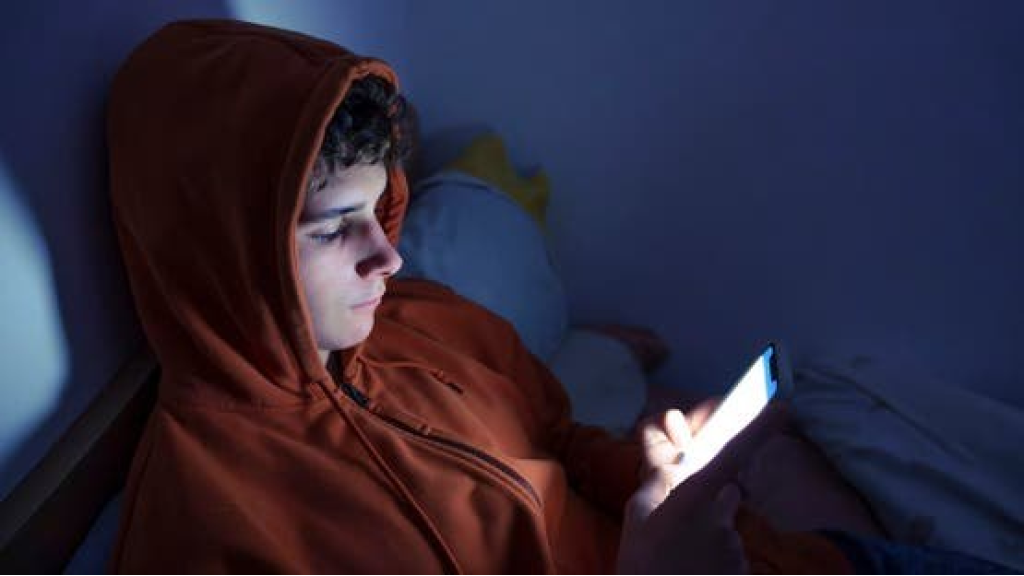 احذر تصفح الهاتف في الفراش مستلقياً بالعتمة