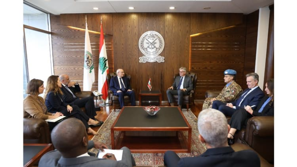 وزير الدفاع عرض مع لاكروا الحلول المطروحة لمرحلة ما بعد انتهاء مهمة 