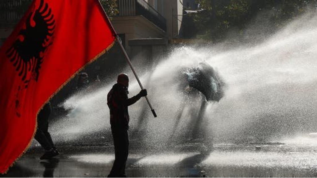 احتجاجات عنيفة لليوم الخامس في ألبانيا تطالب باستقالة الحكومة 