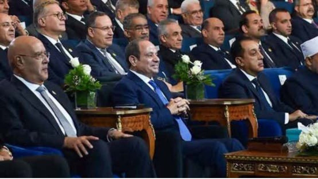 السيسي يحذر من الإفراط في مواقع التواصل.. ويستشهد بأحفاده