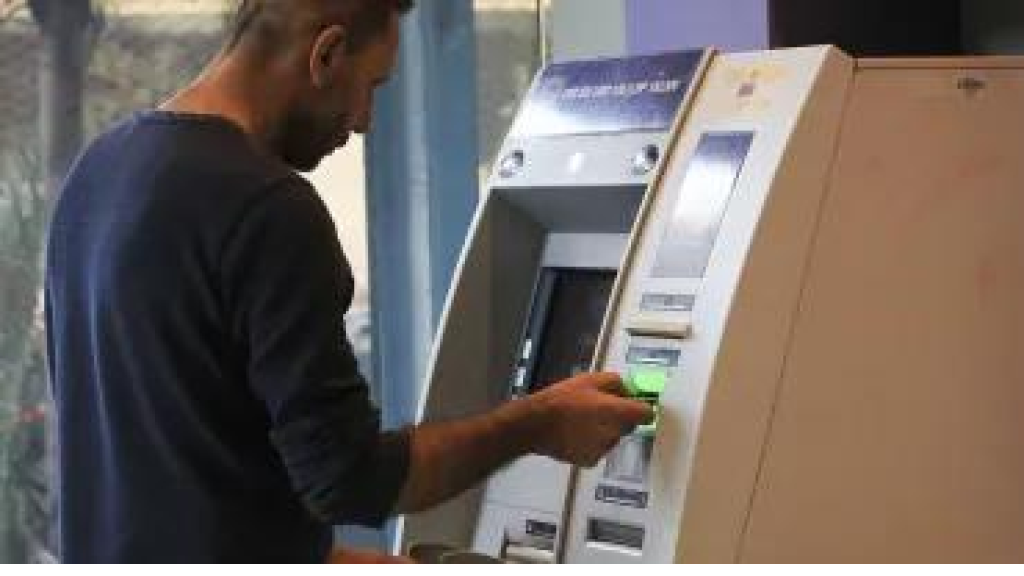 سحوبات المودعين.. زيادة محدودة وفئات غير مشمولة