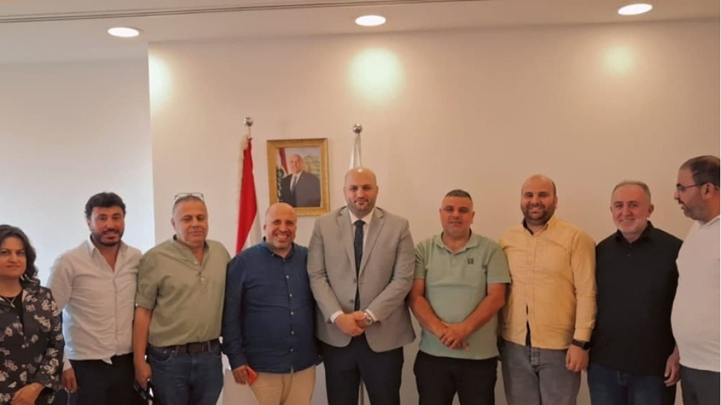 وفد من نقابة العاملين في المستشفيات الحكومية زار وزير الصحة وسلمه كتابًا بمطالبه