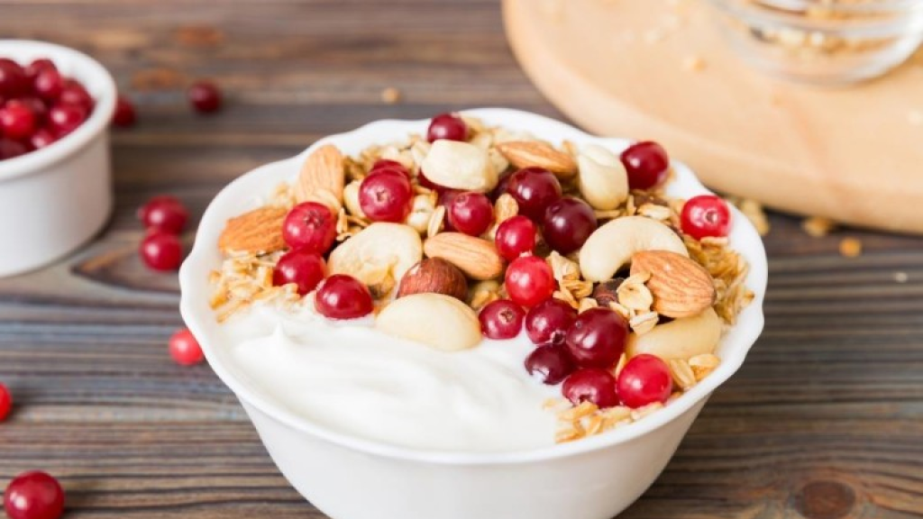 كاسات الزبادي اليوناني بالفواكة والمكسرات