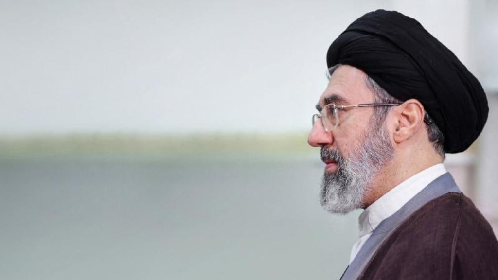 ردّ قائد الثورة الإسلامية آية الله السيد مجتبى الخامنئي على رسائل مجموعة من الطلاب الجامعيين