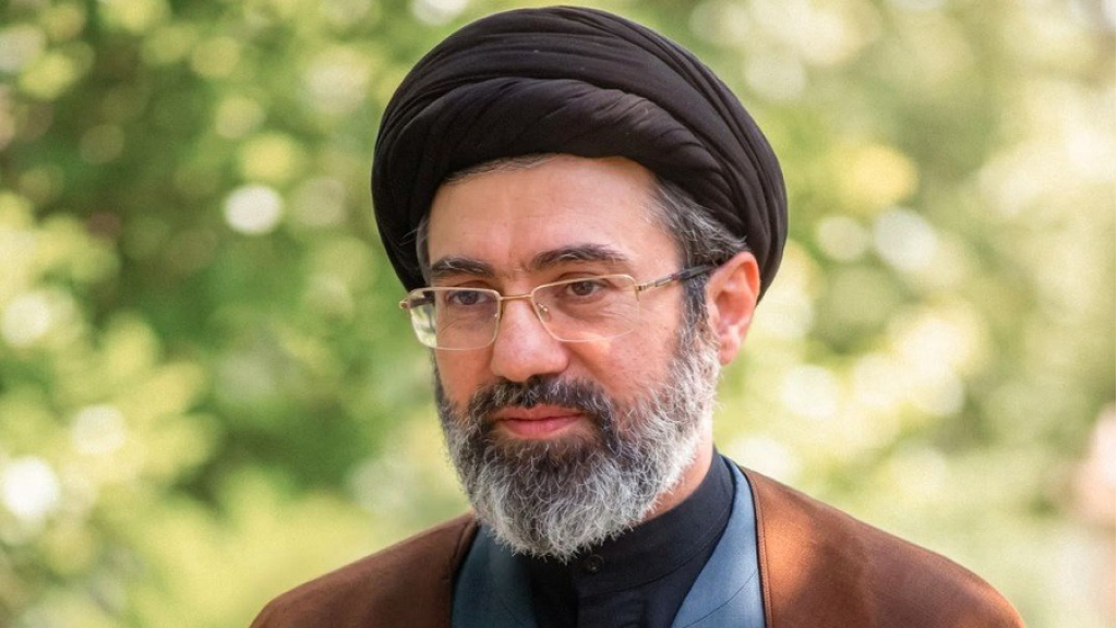 آية الله الخامنئي: يقظة الإيرانيين وبسالة الجيش والحرس الثوري أفشلت مخططات العدو