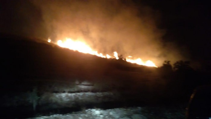 حريق ضخم في منطقة عين المير بيصور وادي الليمون وسيارات الدفاع المدني تعمل على اخماده