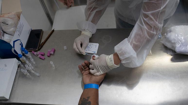 موديرنا تسعى لإنتاج 3 مليارات جرعة لقاح في 2022.. أبرز مستجدات كورونا عالمياً
