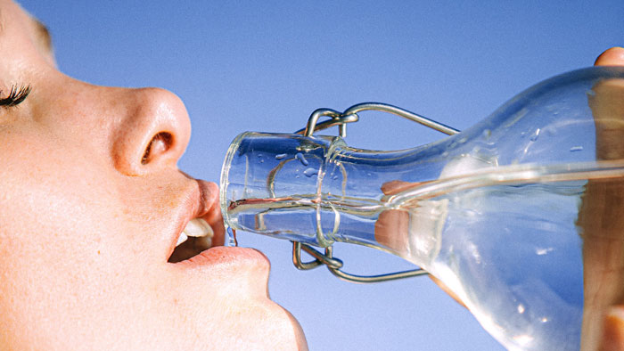 الإفراط في شرب الماء والكمية التي نحتاجها منه