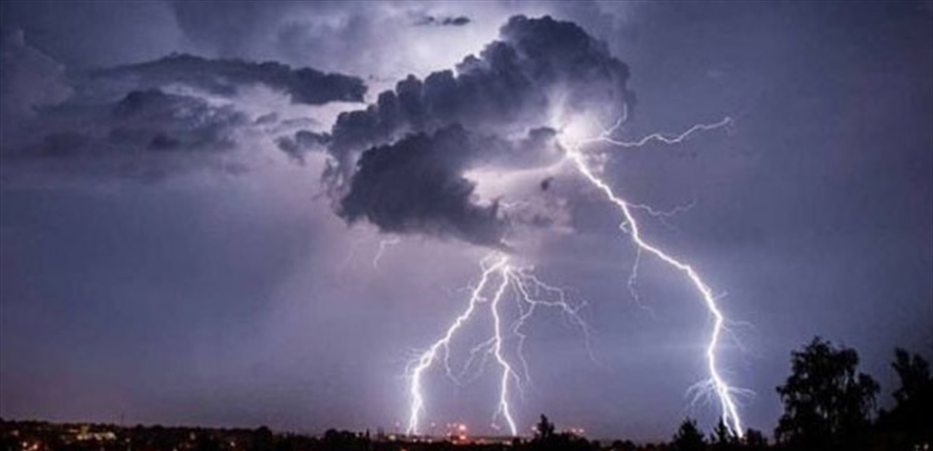 فيديو رهيب يرصد عاصفة رعدية من السماء