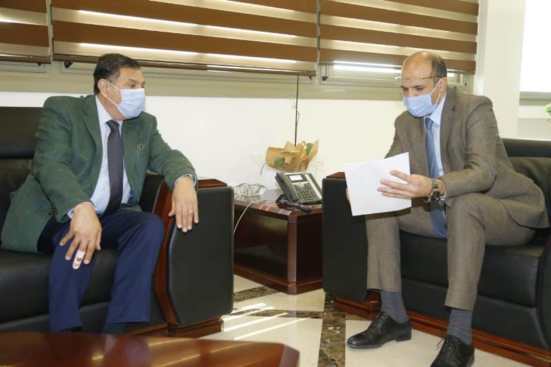 وزير الصحة بحث ورئيس جامعة بيروت العربية في اعتماد مختبرها لإجراء فحوص على الأدوية