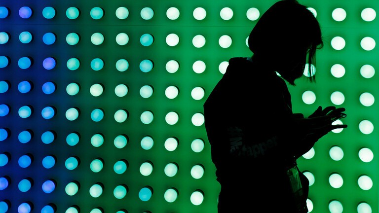 مختصون يحذرون من تأثير الهواتف الذكية على ذاكرة الانسان