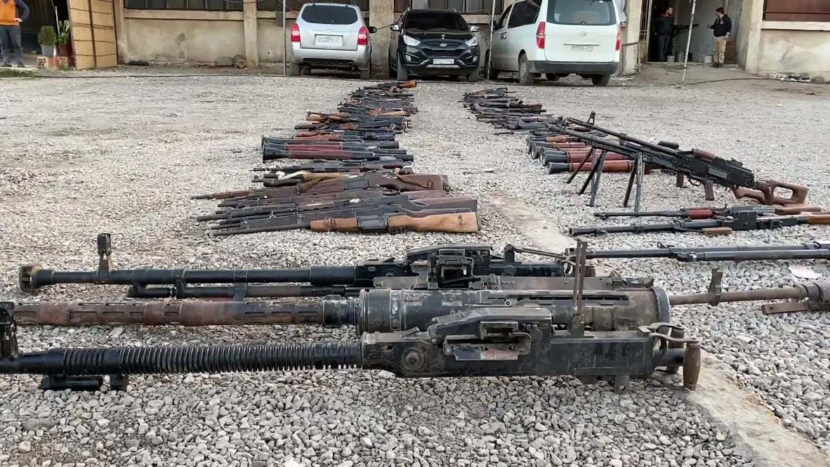 مجموعات مسلحة تسلّم أسلحتها للجيش السوري في إطار اتفاق تسوية في طفس