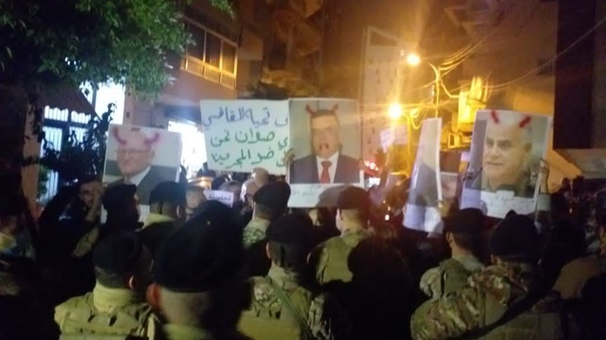 وقفة احتجاجية أمام منزل القاضي صوان تحت شعار: العدالة لا تتجزأ