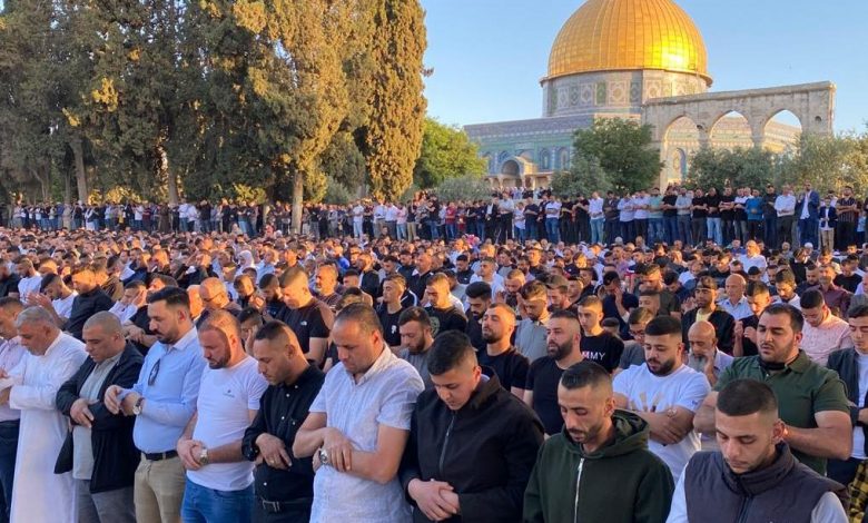 جموع غفيرة تصلّي العيد في المسجد الاقصى